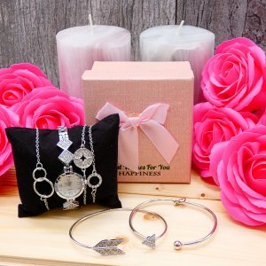 Geschenkset, rosa Seifenrosen mit Uhr und Armbändern