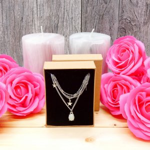 Geschenkset, rosa Seifenrosen mit einer eleganten Kette