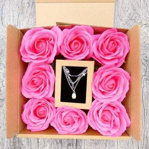 Geschenkset, rosa Seifenrosen mit einer eleganten Kette