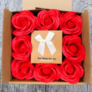 Geschenkset, rote Seifenrosen mit einer eleganten silbernen Uhr und Armbändern