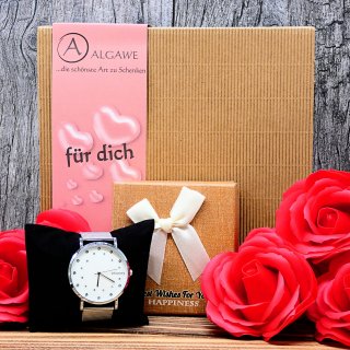 Geschenkset, rote Seifenrosen mit einer eleganten silbernen Uhr