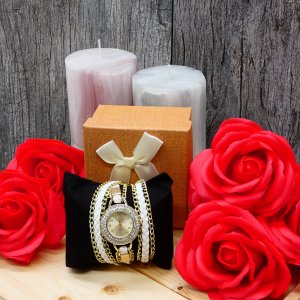 Geschenkset, rote Seifenrosen mit einer eleganten Uhr