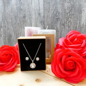 Geschenkset, rote Seifenrose mit eleganter Kette mit...