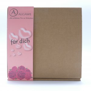 Geschenkverpackung mit duftenden, rosa Seifenrosen und...