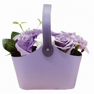 Lavendelblüten in einem lila Korb