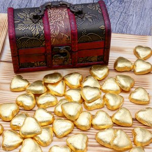 Ein Koffer mit 40 Stück Lindt gold Herzen