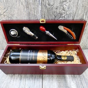 Weinkiste Elegance mit Sommelier Set und Rotwein Flasche Sasso Al Vento Primitivo 0,75l