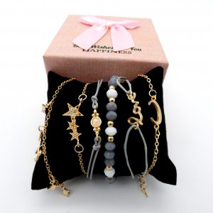 Geschenkbox 6in1 mit einem Satz goldener Armbänder mit Liebesmond