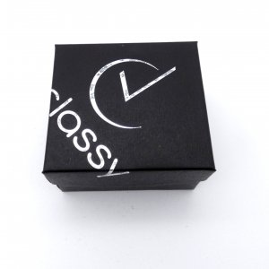 Geschenkbox mit Damenuhr mit edlen Kristallen und schönem Armband