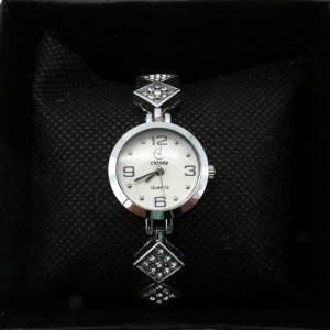 Geschenkbox mit CLASSY UHR BLACK und SILBERERNEM ARMBAND